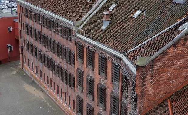 Tablica na olsztyńskim areszcie upamiętni bohaterów antykomunistycznego podziemia