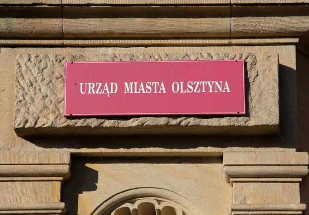 Tablica na olsztyńskim magistracie / 	Tomasz Waszczuk    /PAP