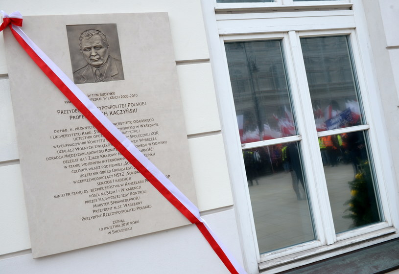 Tablica na ścianie Pałacu Prezydenckiego /Jacek Turczyk /PAP