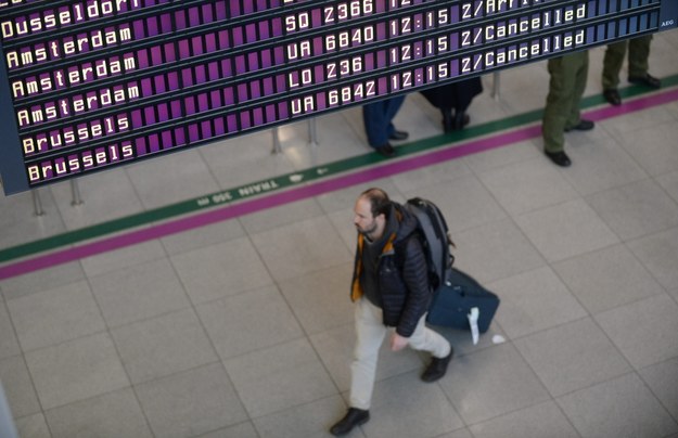 Tablica odlotów i przylotów na warszawskim lotnisku im. Fryderyka Chopina /Bartłomiej Zborowski /PAP