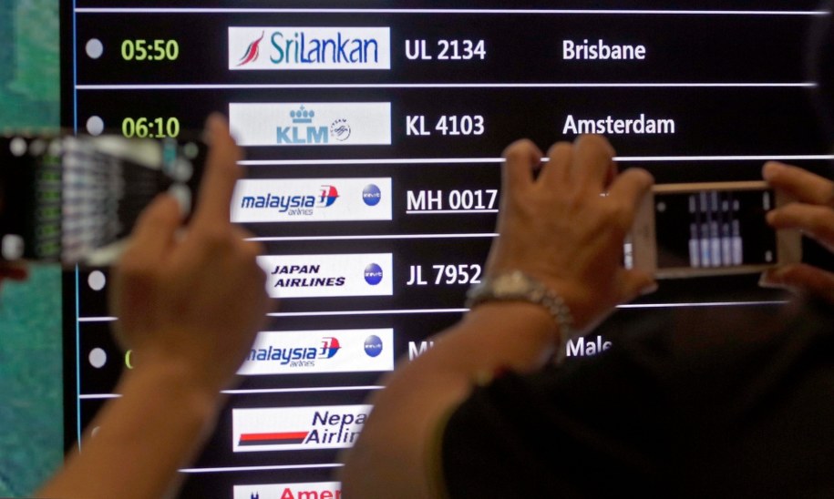 Tablica odlotów na lotnisku w Kuala Lumpur /AHMAD YUSNI /PAP/EPA