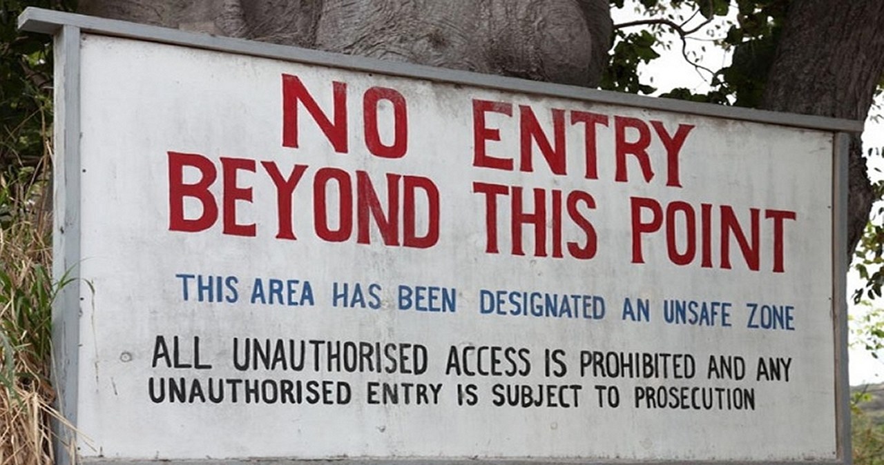 Tablica ostrzega przed wstępem do zamkniętej strefy miasta Plymouth /photovolcanica.com /materiał zewnętrzny