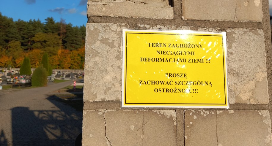Tablica ostrzegawcza na murze cmentarza w Trzebini /Magdalena Wojtoń /RMF FM