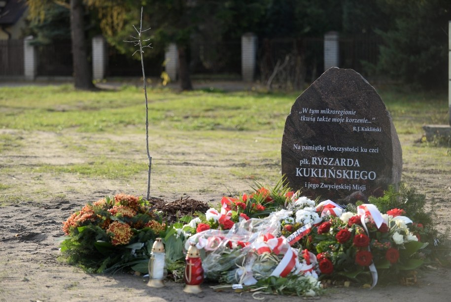 Tablica pamiątkowa na cześć pułkownika Ryszarda Kulińskiego w Zakręcie /Bartłomej Zborowski /PAP