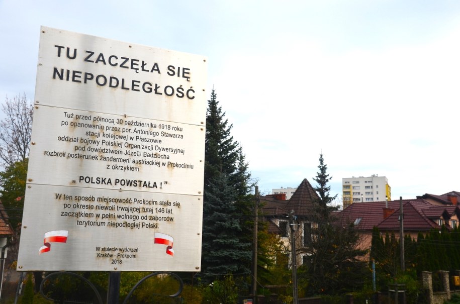 Tablica pamiątkowa na krakowskim Prokocimiu /Marlena Chudzio /RMF24