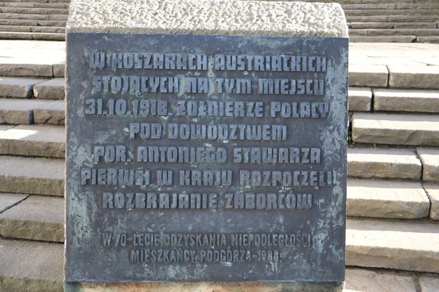Tablica pamiątkowa na Placu Niepodległości w Krakowie /Jacek Skóra /RMF FM