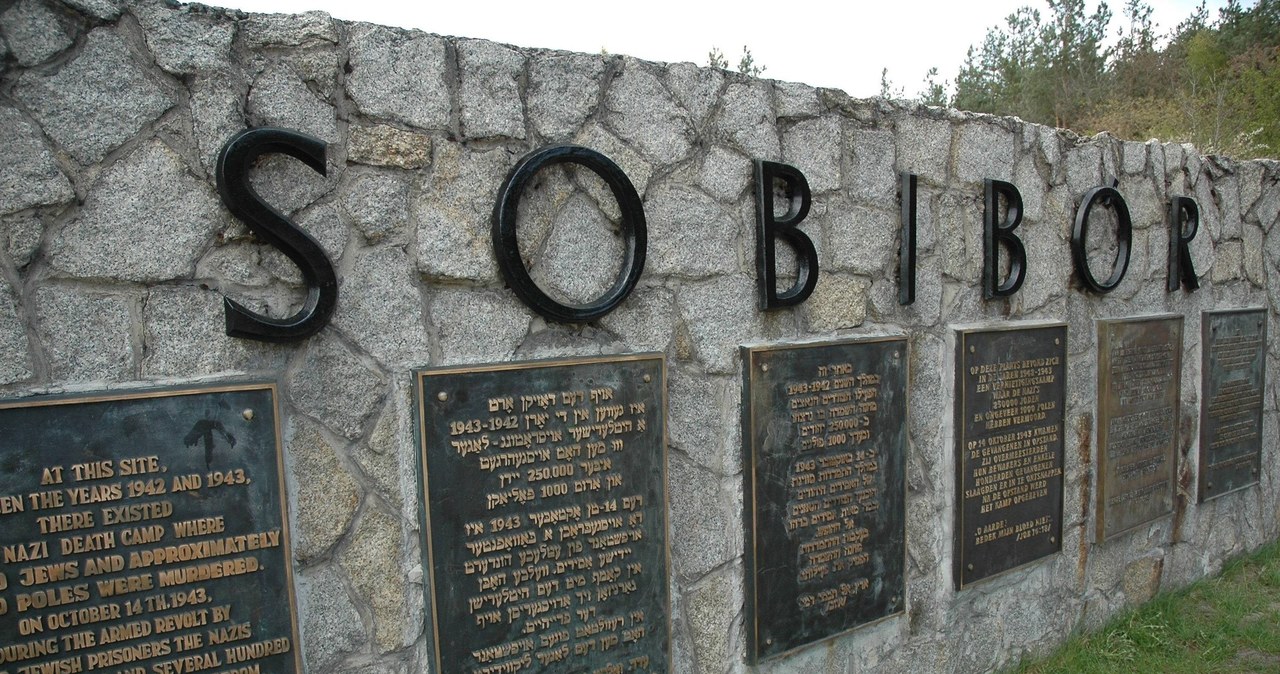 Tablica pamiątkowa w miejscu niemieckiego obozu zagłady w Sobiborze /Adrian Gładecki /East News