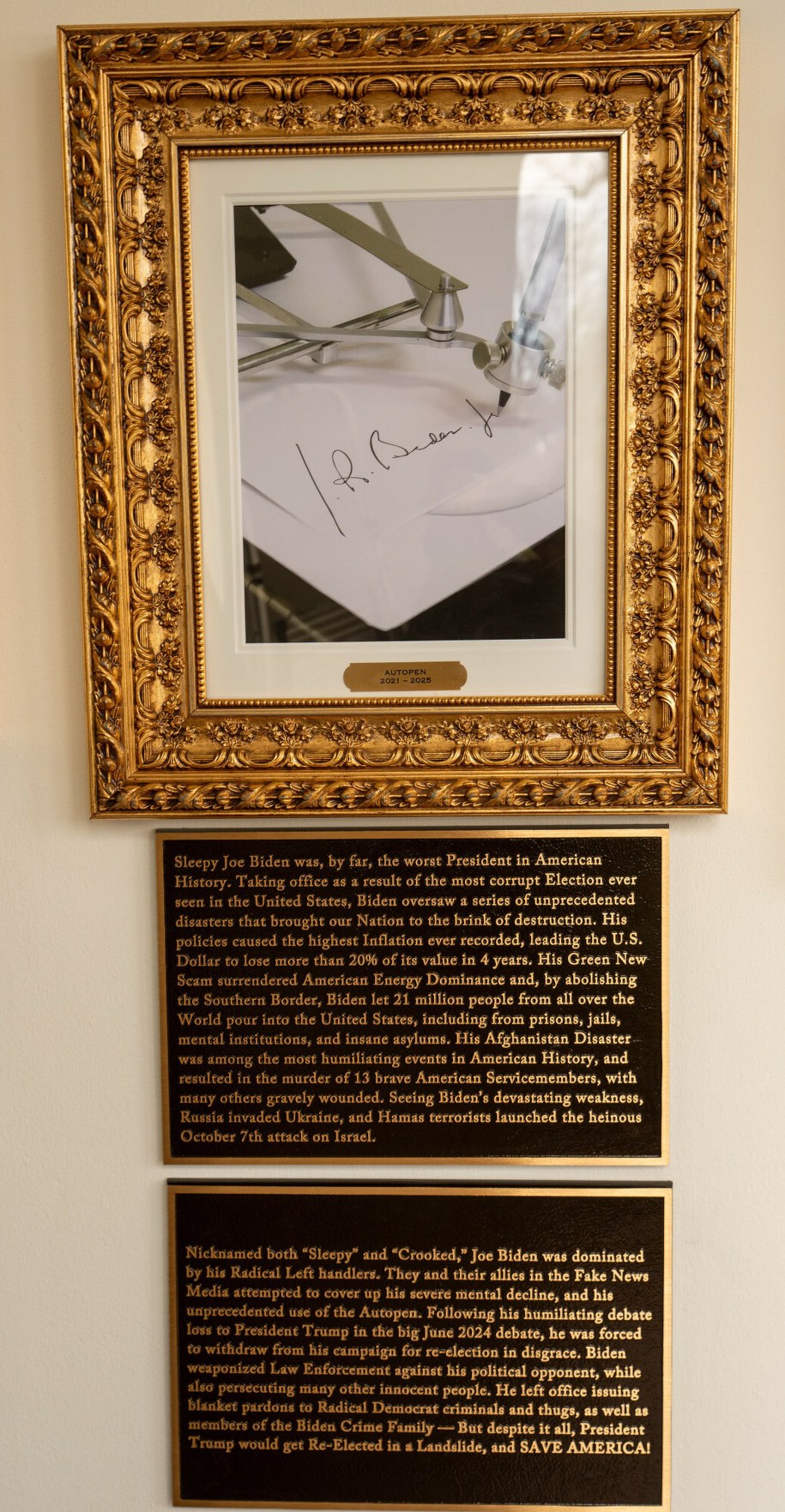 Tablica poświęcona Joe Bidenowi /Rex Features/EAST NEWS /East News