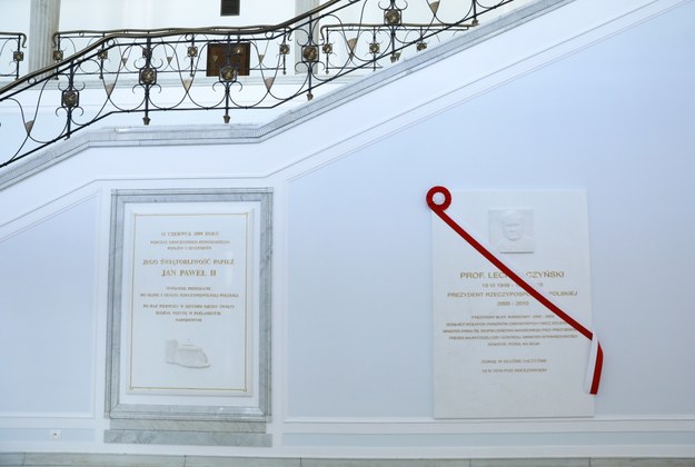 Tablica poświęcona Lechowi Kaczyńskiemu została umieszczona tuż obok tej upamiętniającej papieża-Polaka św. Jana Pawła II /	Rafał Guz   /PAP