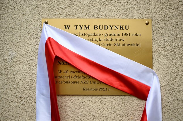 Tablica poświęcona strajkom studenckim zorganizowanym w 1981 r. przez Niezależne Zrzeszenie Studentów Filii UMCS w Rzeszowie oraz 40. rocznicy powstania NZS odsłonięta na budynku Instytutu Nauk Prawnych Uniwersytetu Rzeszowskiego /Darek Delmanowicz /PAP