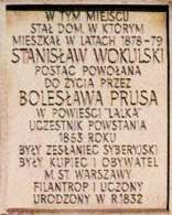Tablica poświęcona Wokulskiemu z powieści Bolesława Prusa na Krakowskim Przedmieściu w Warszawi /Encyklopedia Internautica