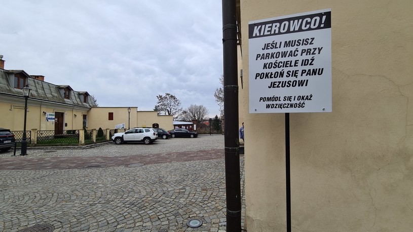 Tablica przy kościele farnym w Krośnie ma skłonić kierowców, by za parking "zapłacili" modlitwą /Adrian Krzanowski /krosno24.pl