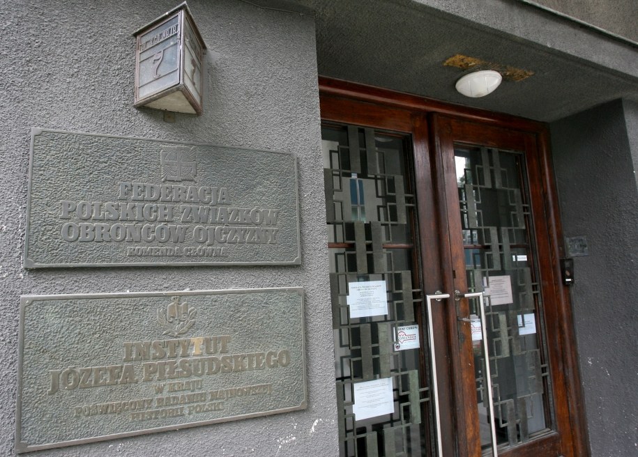 Tablica przy wejściu do Domu im. Józefa Piłsudskiego przy ul. Oleandry w Krakowie /Jacek Bednarczyk /PAP