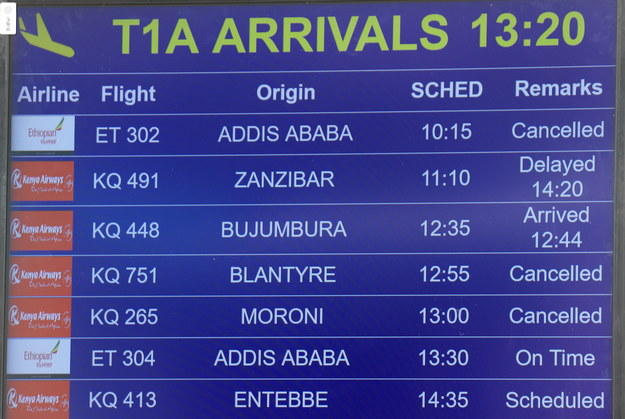 Tablica przylotów na lotnisku w Nairobi /DANIEL IRUNGU  /PAP/EPA