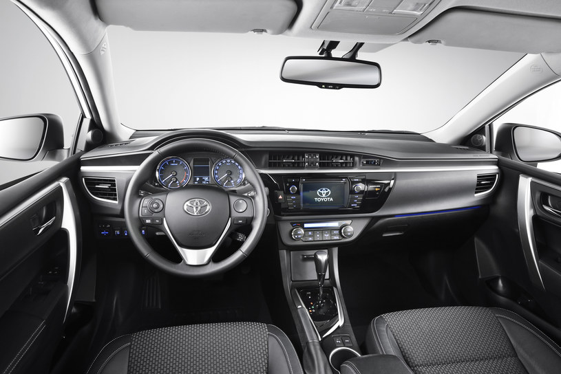Tablica przyrządów jest podobna do tej z Aurisa: różni się kształtem kratek wentylacyjnych i panelu z ekranem dotykowym. Kamera cofania – seryjna od wersji Premium wzwyż. /Toyota
