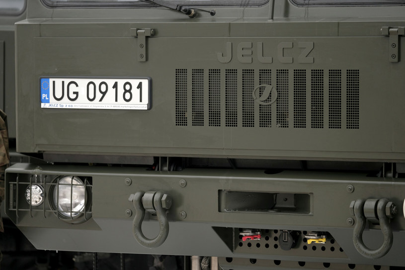 Tablica rejestracyjna wojska na przykładzie pojazdu ciężarowego JELCZ 442.32 /Mateusz Grochocki /East News