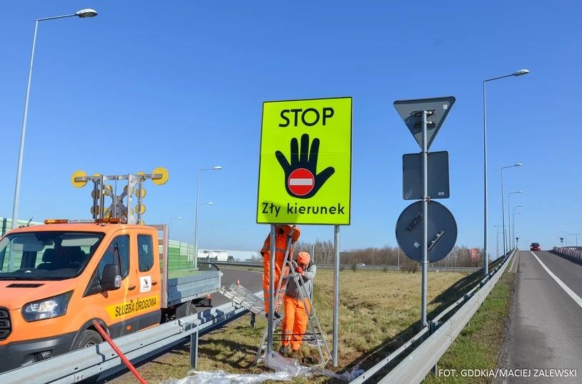Tablica STOP zły kierunek. Obecnie w Polsce zamontowano już 462 sztuki takich tabic /GDDKiA