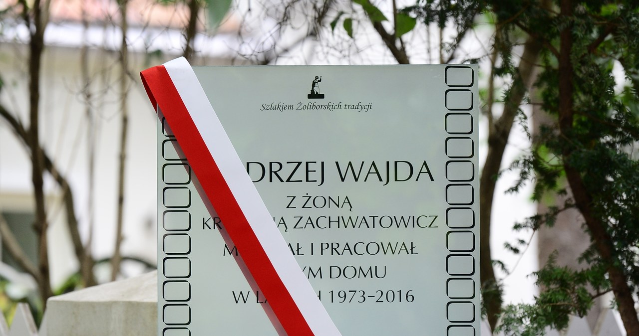 Tablica upamiętniająca Andrzeja Wajdę i... jego żonę Krystynę Zachwatowicz: "W tym domu mieszkał i pracował Andrzej Wajda i Krystyna Zachwatowicz w latach 1973-2016" /Radosław Nawrocki /Agencja FORUM