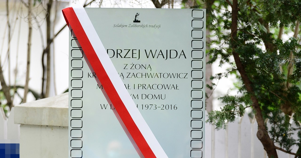 Tablica upamiętniająca Andrzeja Wajdę i Krystynę Zachwatowicz /Radosław Nawrocki /Agencja FORUM