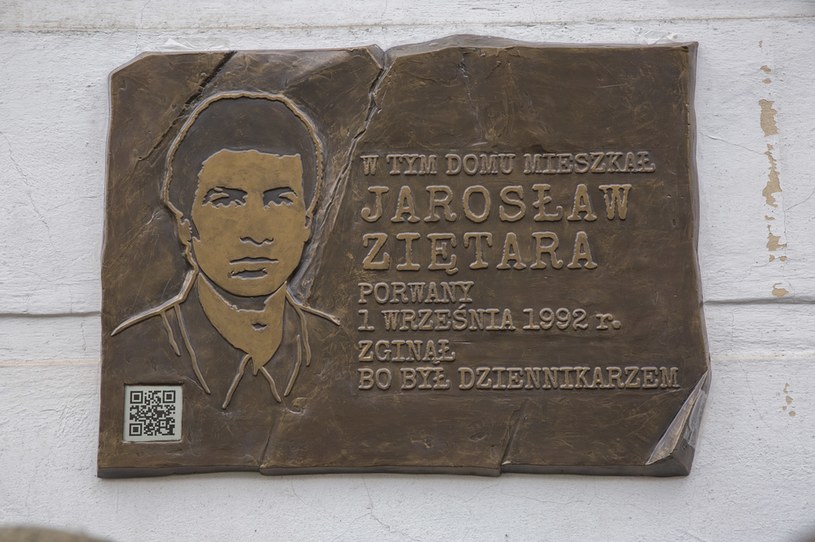 Tablica upamiętniająca Jarosława Ziętarę na kamienicy w Poznaniu przy ulicy Kolejowej