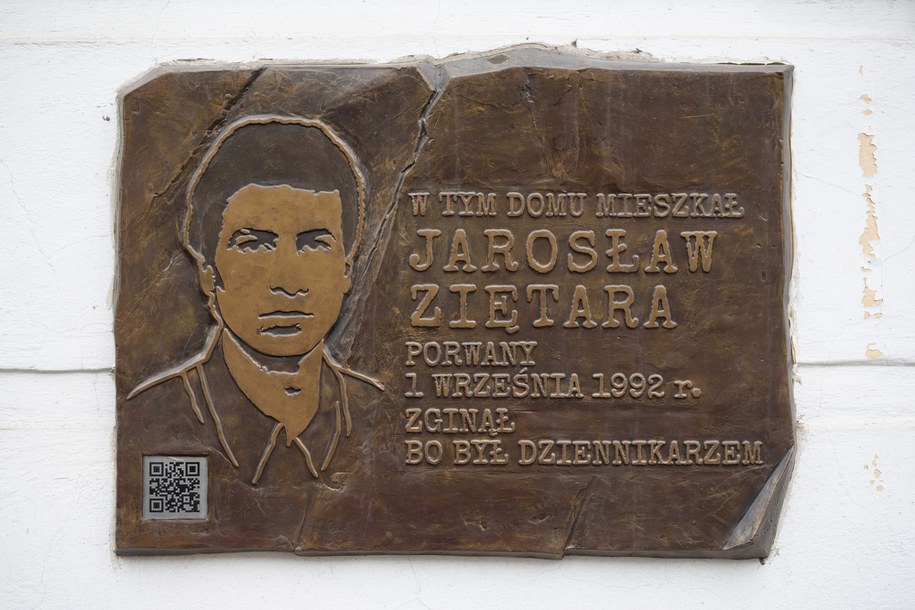 Tablica upamiętniająca Jarosława Ziętarę /	Jakub Kaczmarczyk   /PAP