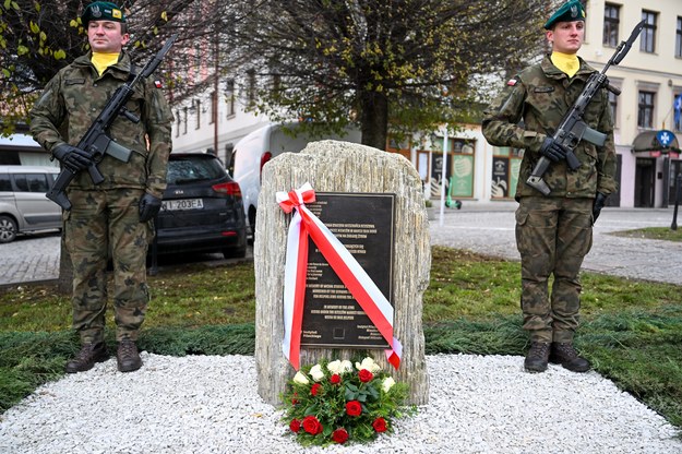 Tablica upamiętniająca Michała Stasiuka na Placu Cichociemnych w Rzeszowie /Darek Delmanowicz /PAP