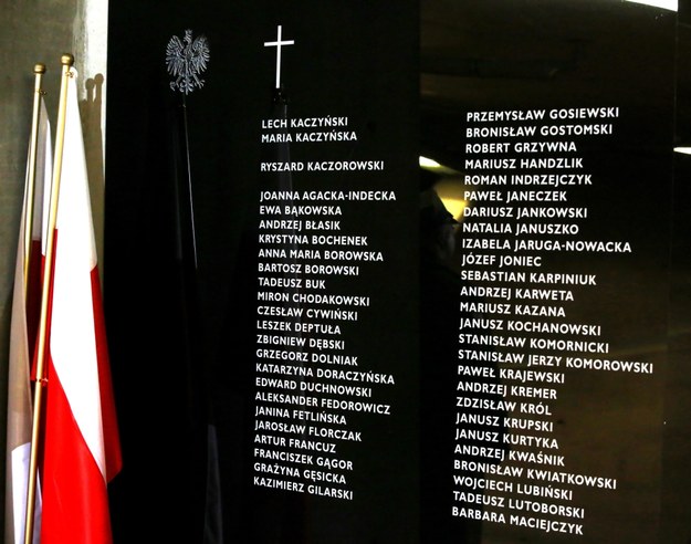 Tablica upamiętniająca ofiary katastrofy smoleńskiej w Świątyni Opatrzności Bożej /Tomasz Gzell /PAP