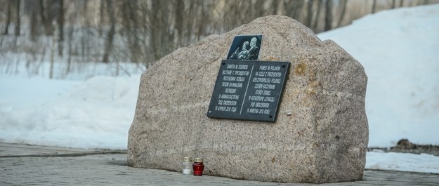 Tablica upamiętniająca ofiary katastrofy tupolewa w Smoleńsku /Wojciech Pacewicz /PAP