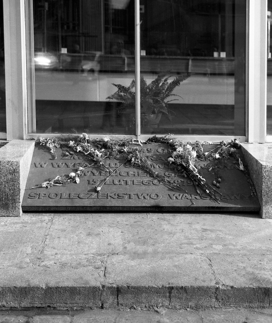 Tablica upamiętniająca ofiary wybuchu gazu w Rotundzie PKO /Maciej Belina Brzozowski /PAP