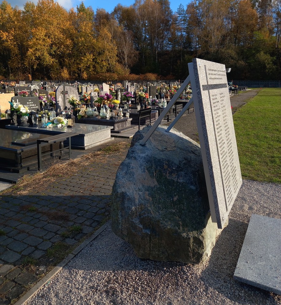 Tablica upamiętniająca osoby, których groby pochłonęło zapadlisko /Magdalena Wojtoń /RMF FM