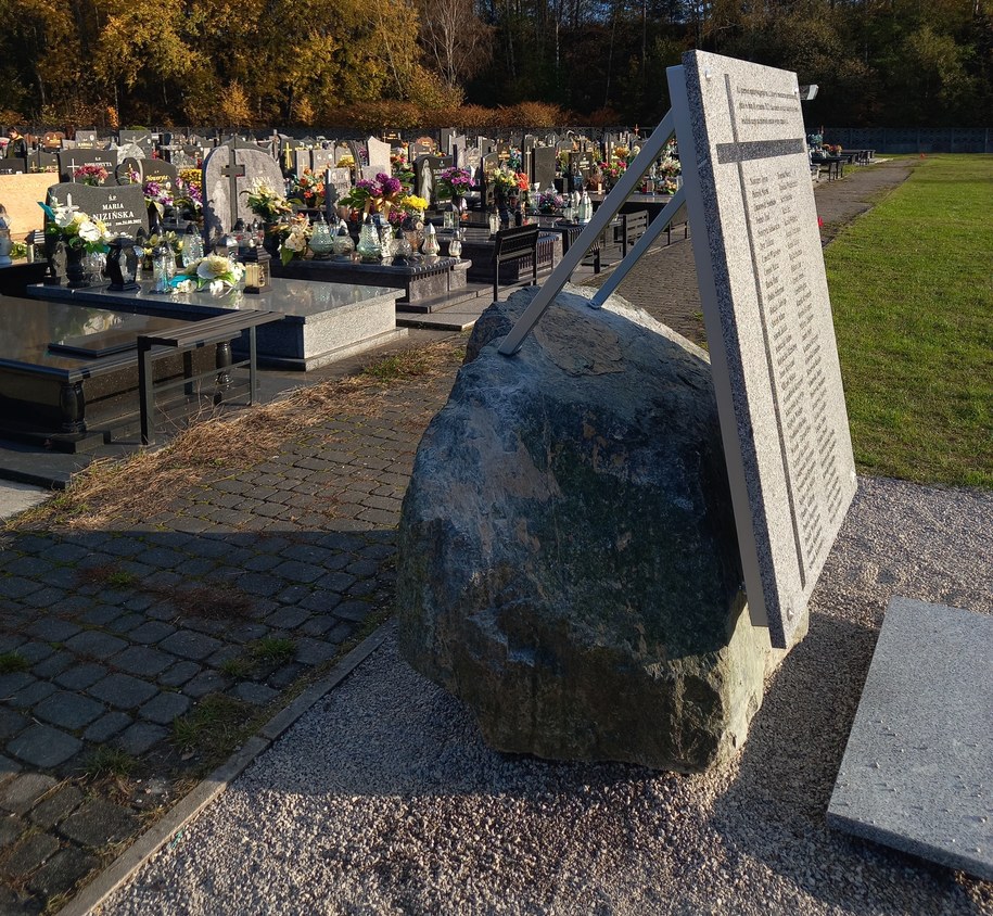Tablica upamiętniająca osoby, których groby pochłonęło zapadlisko /Magdalena Wojtoń /RMF FM