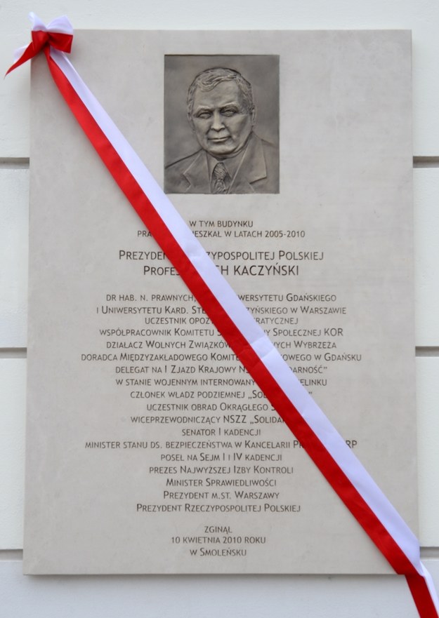 Tablica upamiętniająca prezydenta Lecha Kaczyńskiego na fasadzie Pałacu Prezydenckiego /Jacek Turczyk /PAP