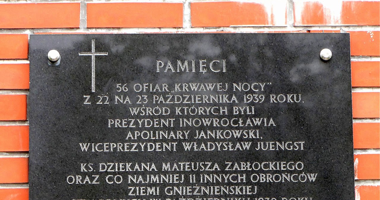 Tablica upamiętniająca tragiczne wydarzenia w inowrocławskim więzieniu podczas okupacji hitlerowskiej i w Polsce Ludowej. fot. Leszek Adamczewski /