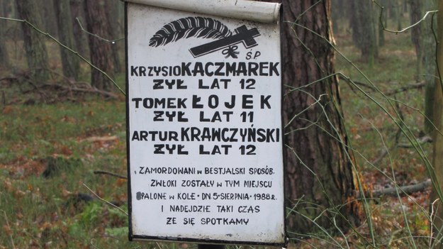 Tablica upamiętniająca trzech chłopców zabitych zamordowanych przez Trynkiewicza /Monika Gosławska /RMF FM