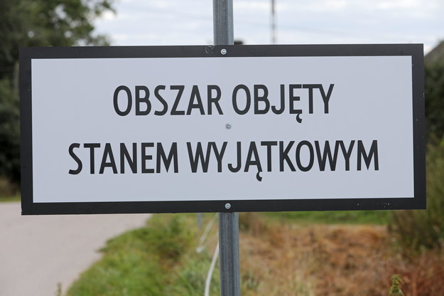 Tablica w Grzybowszczyznie informująca o stanie wyjątkowym na obszarze przygranicznym województw podlaskiego i lubelskiego. / 	Artur Reszko    /PAP