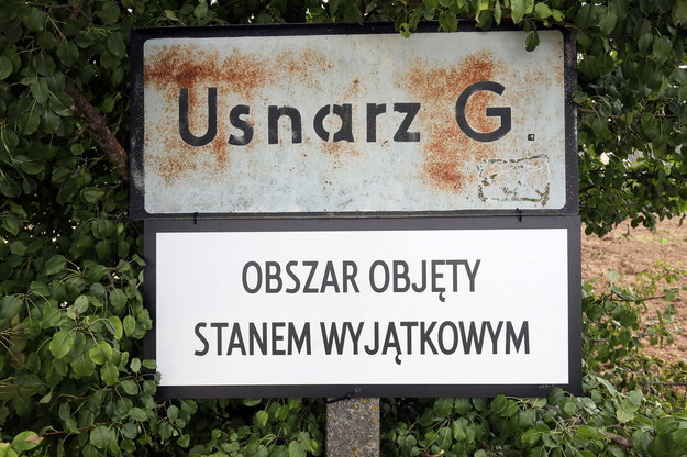 Tablica w Usnarzu Górnym, informująca o stanie wyjątkowym na obszarze przygranicznym województw podlaskiego i lubelskiego. / 	Artur Reszko    /PAP
