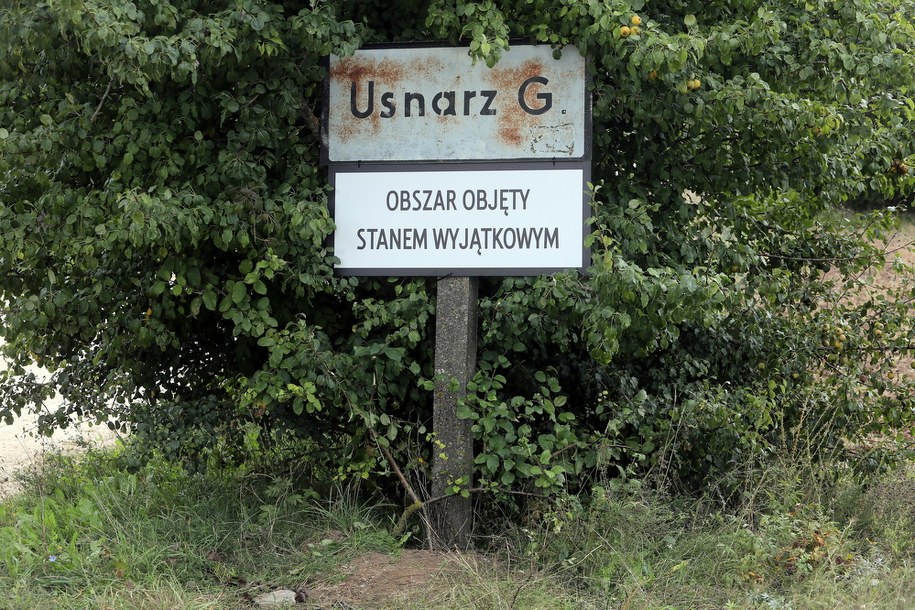 Tablica w Usnarzu Górnym informująca o stanie wyjątkowym / 	Artur Reszko    /PAP