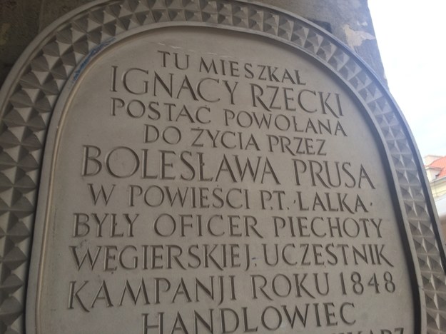 Tablica wmurowana w jedną z bram przy Krakowskim Przedmieściu /Michał Dobrołowicz /RMF FM