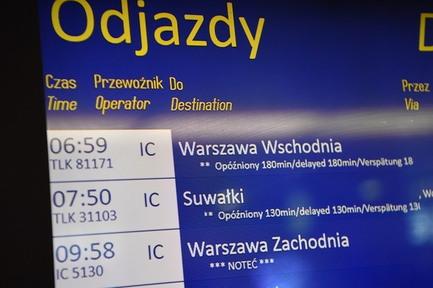 Tablica z godzinami odjazdów pociągów na stacji kolejowej Warszawa Centralna /Piotr Nowak /PAP
