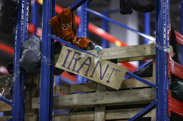 Tablica z napisem „Iran”  w centrum transportowo-logistycznym „Bruzgi” w pobliżu przejścia granicznego Bruzgi na granicy białorusko-polskiej, /STRINGER /PAP/EPA