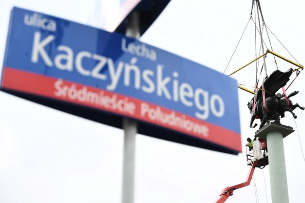 Tablica z nazwą ulicy Lecha Kaczyńskiego w Warszawie /Radek Pietruszka /PAP