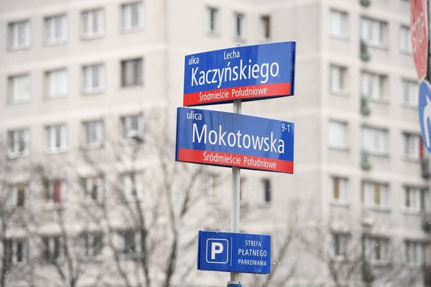 Tablica z nazwą ulicy Lecha Kaczyńskiego w Warszawie /Jacek Turczyk /PAP