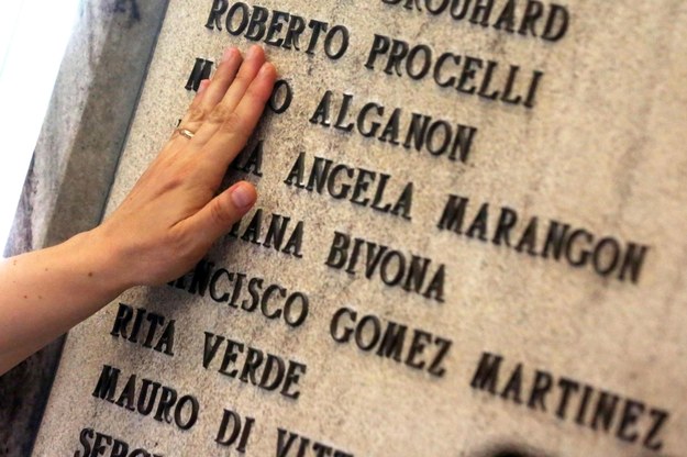 Tablica z nazwiskami 85 ofiar zamachu na stacji w Bolonii /GIORGIO BENVENUTI /PAP/EPA