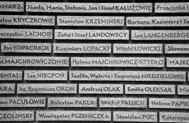 Tablica z nazwiskami w muzeum Polaków Ratujących Żydów podczas II wojny światowej im. Rodziny Ulmów w Markowej /Darek Delmanowicz /PAP