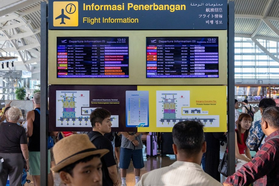 Tablica z rozkładem lotów na międzynarodowym lotnisku w Denpasar, stolicy indonezyjskiej wyspy Bali /MADE NAGI    /PAP/EPA