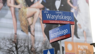 Tablice al. Armii Ludowej zaklejone napisami "ul. Lecha Kaczyńskiego"