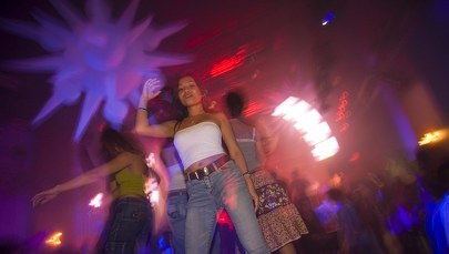 Tablice i ulotki ostrzegają potencjalnych klientów klubów go-go w Sopocie 