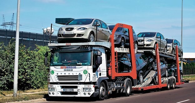 Tablice i znaki na ciężarówkach /Motor