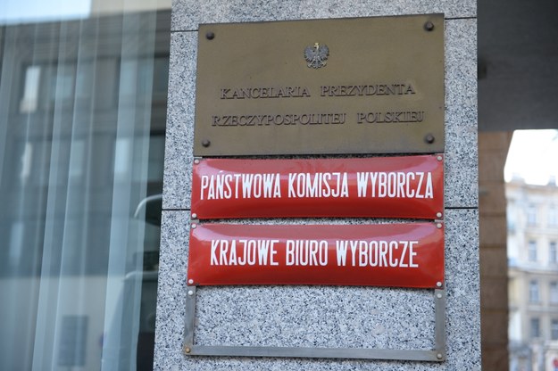 Tablice informacyjne na budynku siedziby Państwowej Komisji Wyborczej w Warszawie /Jacek Turczyk /PAP
