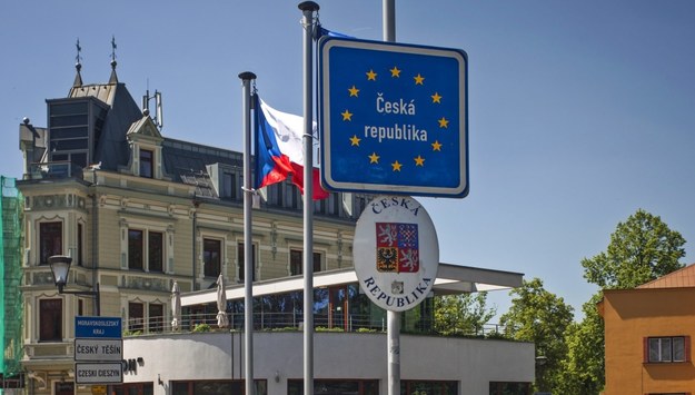 Tablice informacyjne na moście granicznym na rzece Olzie w Cieszynie /Jerzy Ochoński   /PAP